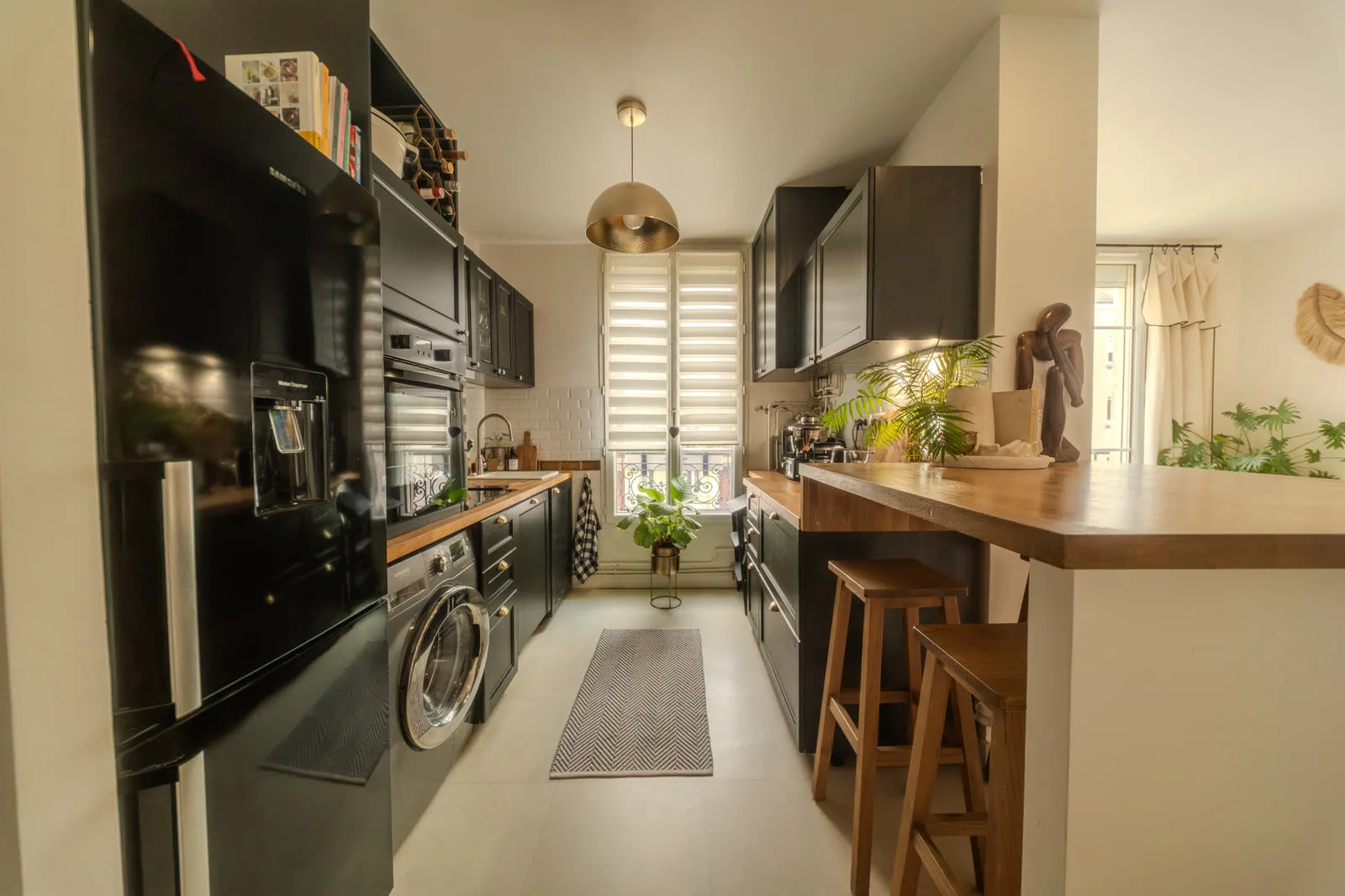 Cuisine noire et bois de l'appartement parisien.