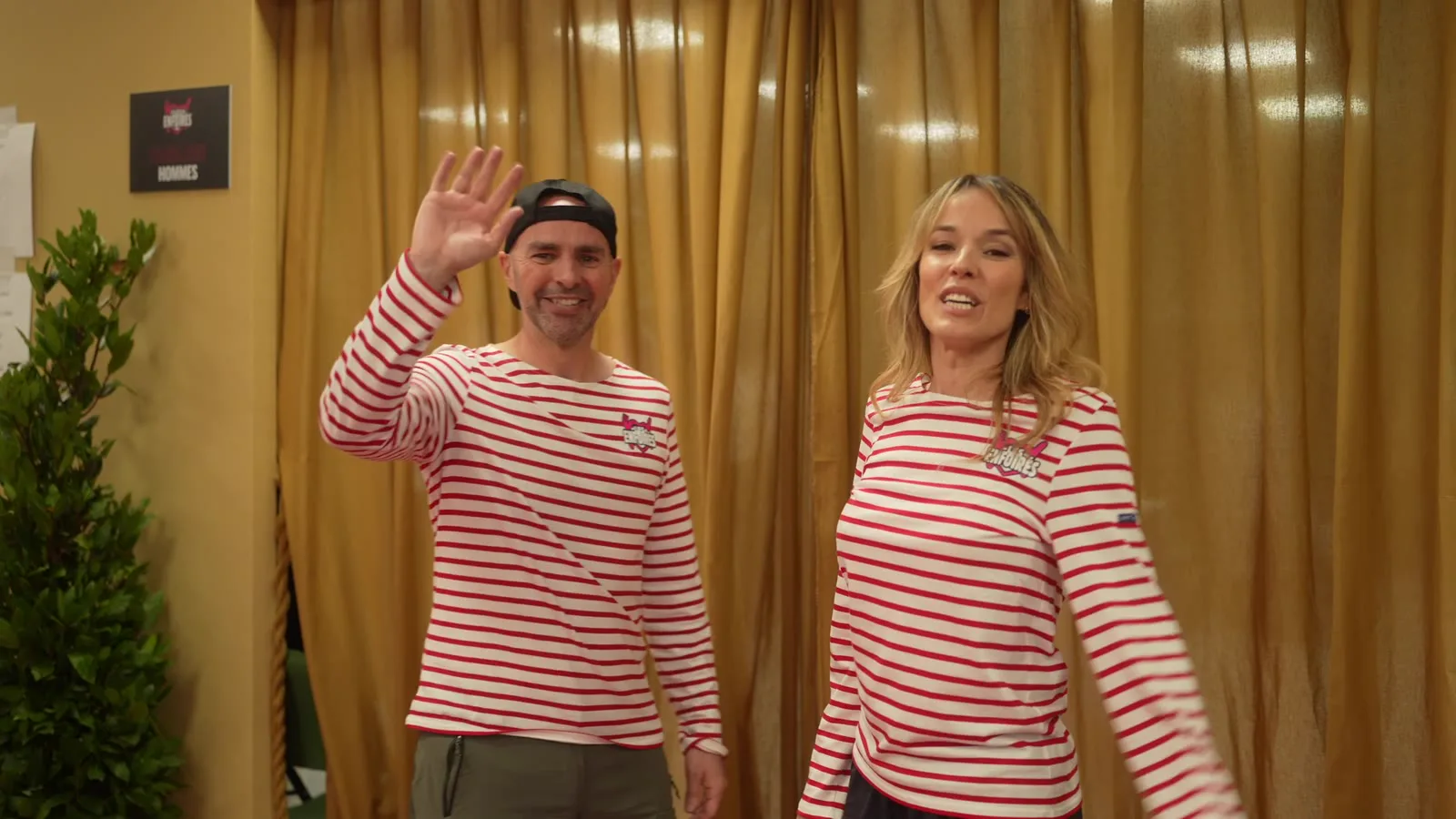 Fort Boyard des Enfoirés — deux artistes en marinière en coulisses.