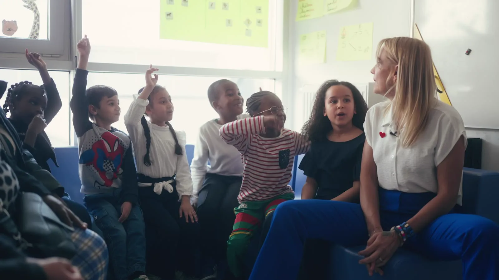 Petits Champions de la Lecture pour Gulli — enfants levant la main en classe.