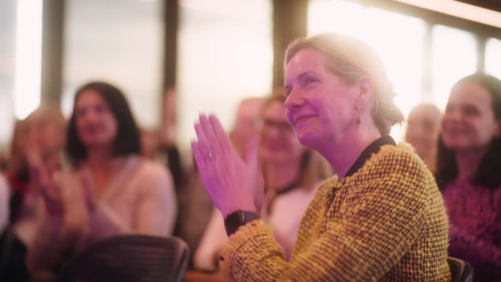 Film SkillsFest Paris pour Sanofi — public applaudissant dans une lumière chaude.