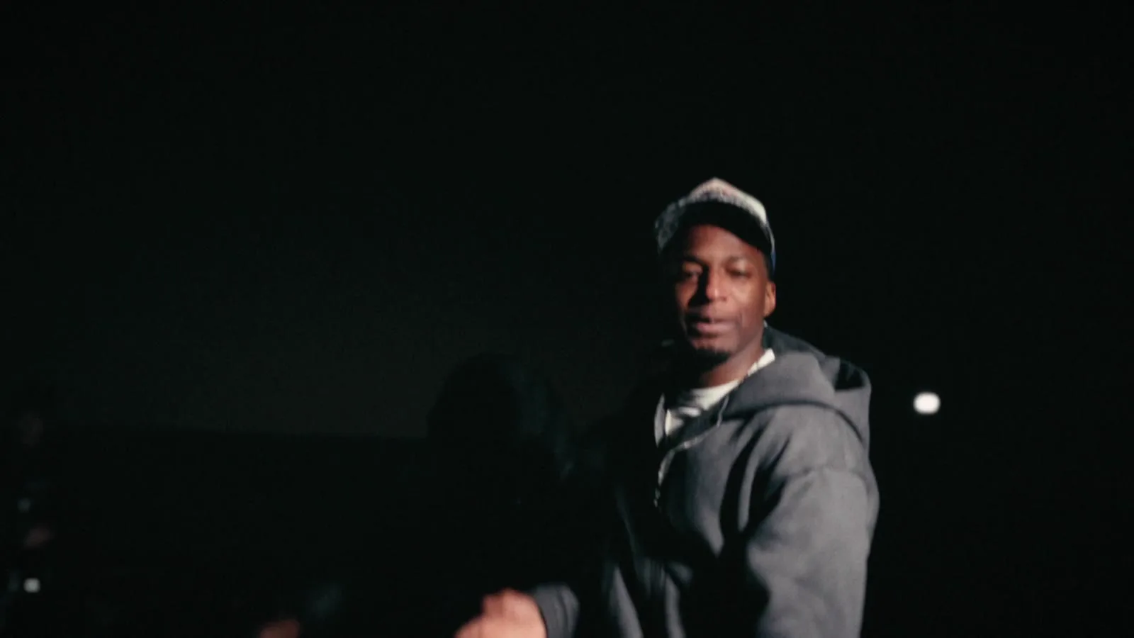 Clip « Degueuboy » de Vé — scène nocturne éclairée en bleu et rose.