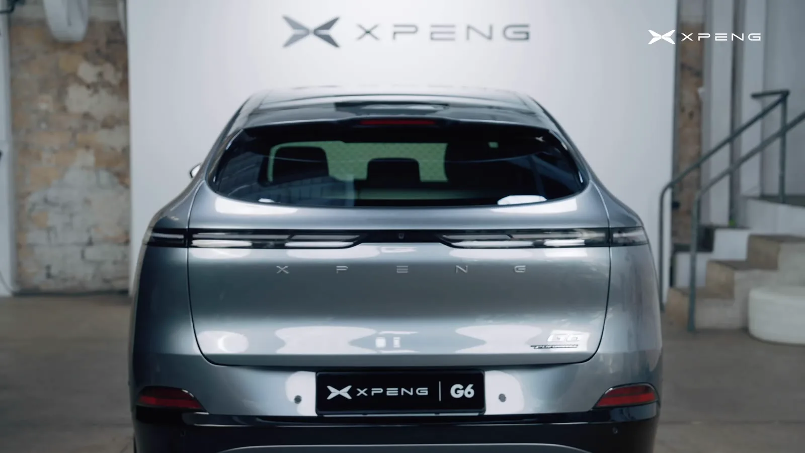 Film produit XPENG — vue arrière du SUV G6 en studio.